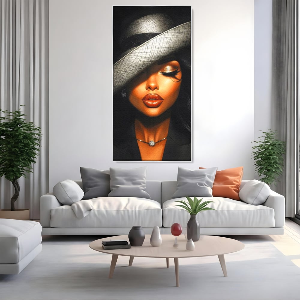 Tablou canvas cu tablou canvas cu femeie si palarie, in rama de aluminiu argintiu, pe perete intr-un living